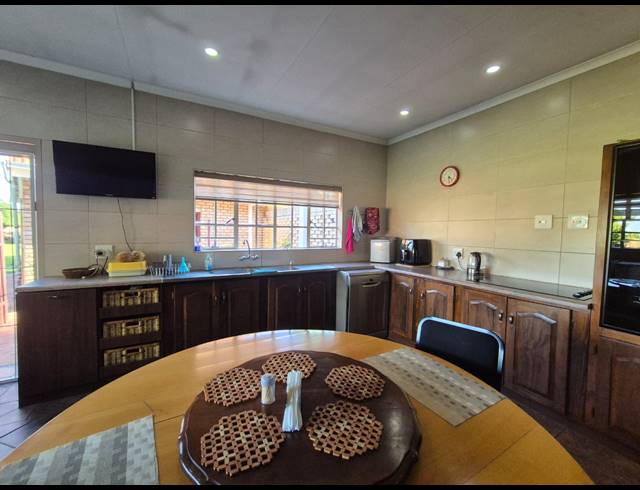 5 BEDROOM HOUSE FOR SALE IN VAN DER MERWES KROON